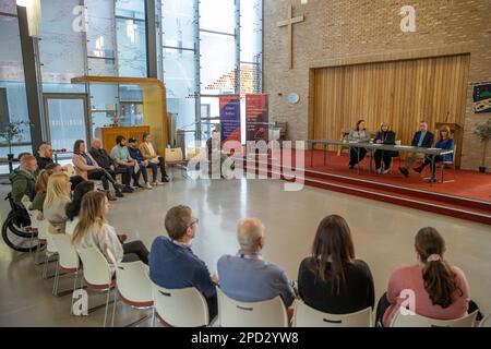 (Da sinistra a destra della tabella superiore), Edyth Dunlop, Regional Manager della NI Union of Supported Employment, Celine McStravick, CEO, NICVA, Rev. Andrew Irvine, Presidente, Community Sector Peer Group, e Valerie McConville, CEO, CO3 che parla con una folla riunita presso lo Skainos Centre nella parte orientale di Belfast. Il settore comunitario dell'Irlanda del Nord ha chiesto al governo di intervenire in una "crisi di finanziamento per i servizi vitali”. I rappresentanti di 1.000 gruppi comunitari stanno organizzando una dimostrazione a Belfast est, mentre 1.700 devono far fronte a licenziamenti. Foto Stock