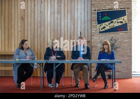 (Da sinistra a destra) Edyth Dunlop, Regional Manager della NI Union of Supported Employment, Celine McStravick, CEO, NICVA, Rev. Andrew Irvine, Presidente, Gruppo dei pari del settore comunitario e Valerie McConville, CEO, CO3 durante una conferenza stampa presso lo Skainos Centre nella parte orientale di Belfast. Il settore comunitario dell'Irlanda del Nord ha chiesto al governo di intervenire in una "crisi di finanziamento per i servizi vitali”. I rappresentanti di 1.000 gruppi comunitari stanno organizzando una dimostrazione a Belfast est, mentre 1.700 devono far fronte a licenziamenti. Foto Stock