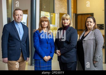 Andrew Irvine, Presidente, Community Sector Peer Group, Valerie McConville, CEO, CO3, Celine McStravick, CEO, NICVA e Edyth Dunlop, Regional Manager della NI Union of Supported Employment presso lo Skainos Centre nella parte orientale di Belfast. Il settore comunitario dell'Irlanda del Nord ha chiesto al governo di intervenire in una "crisi di finanziamento per i servizi vitali”. I rappresentanti di 1.000 gruppi comunitari stanno organizzando una dimostrazione a Belfast est, mentre 1.700 devono far fronte a licenziamenti. Foto Stock