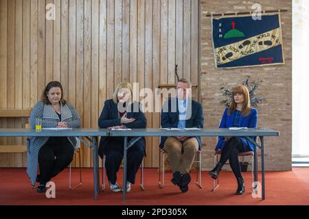 (Da sinistra a destra) Edyth Dunlop, Regional Manager della NI Union of Supported Employment, Celine McStravick, CEO, NICVA, Rev. Andrew Irvine, Presidente, Gruppo dei pari del settore comunitario e Valerie McConville, CEO, CO3 durante una conferenza stampa presso lo Skainos Centre nella parte orientale di Belfast. Il settore comunitario dell'Irlanda del Nord ha chiesto al governo di intervenire in una "crisi di finanziamento per i servizi vitali”. I rappresentanti di 1.000 gruppi comunitari stanno organizzando una dimostrazione a Belfast est, mentre 1.700 devono far fronte a licenziamenti. Foto Stock