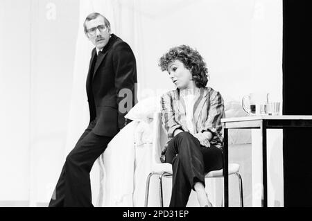 Peter Postlethwaite (Malcolm Thomas), Julie Walters (Doreen Thomas) CON Una PALLA di Alan Bleasdale al Lyric Theatre Hammersmith, Londra W6 08/06/1981 design: Bob Crowley illuminazione: John A Williams regista: Alan Dossor Foto Stock
