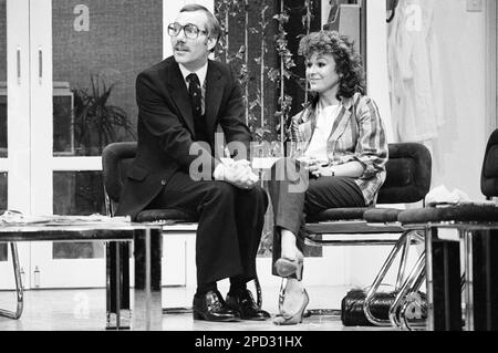 Peter Postlethwaite (Malcolm Thomas), Julie Walters (Doreen Thomas) CON Una PALLA di Alan Bleasdale al Lyric Theatre Hammersmith, Londra W6 08/06/1981 design: Bob Crowley illuminazione: John A Williams regista: Alan Dossor Foto Stock