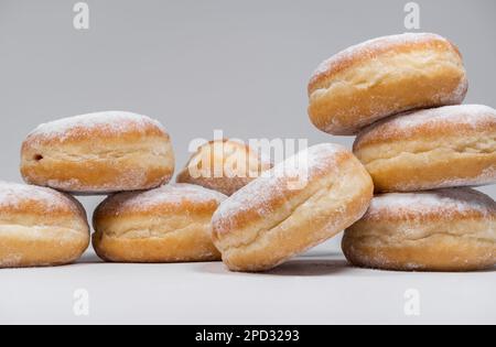 Ciambelle pączki fritte in polacco. Festeggiamo il giovedì grasso, la festa di Tłusty czwartek, la tradizionale giornata del cibo Pączek in Polonia. Foto Stock