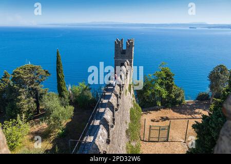 Muro di pietra medievale che termina con la torretta di fronte al mare, fortificazione medievale nella città costiera di Piran, Slovenia. Foto Stock