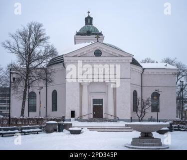 Chiesa di Hameenlinna in inverno, coperta di neve in una giornata nuvolosa. Hameenlinna, Finlandia. Foto Stock