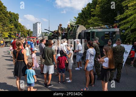 Varsavia, Polonia - 14 agosto 2022 - Gruppo di persone al PSR-A Pilica anti-artiglieria razzo sistema di artiglieria in occasione della Giornata dell'esercito polacco (Giornata delle forze armate) natia Foto Stock