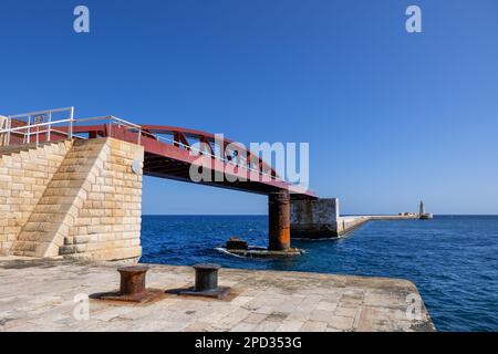 La Valletta, Malata, il Ponte Sant'Elmo (Ponte di Breakwater), ponte a traliccio a singola campata, a traliccio di acciaio, con molo e faro alla fine Foto Stock