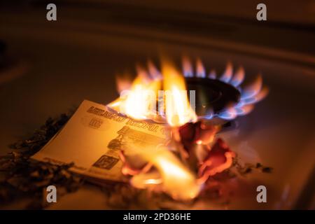 Banconote in rubli brucianti. Elevate bollette di gas naturale. Denominazione diversa delle fatture. Primo piano. Concetto di finanza. Sfondo e struttura dei soldi. Foto Stock