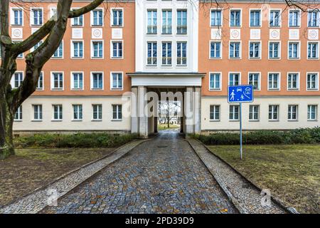 Molti edifici della città progettata Eisenhüttenstadt sono costruiti in stile neoclassico. Fu la prima città nuova fondata in Germania dopo la fine della seconda guerra mondiale e fu concepita come un modello ideale dello stile di vita socialista. Gli edifici residenziali si alternano a ampi spazi verdi. Eisenhüttenstadt, Germania Foto Stock