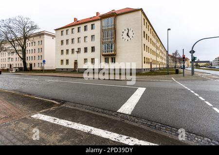 Edificio residenziale con finestra a golfo e orologio sulla strada della Repubblica, Eisenhüttenstadt. Fu la prima fondazione cittadina in Germania dopo la fine della seconda guerra mondiale, Eisenhüttenstadt, Germania Foto Stock