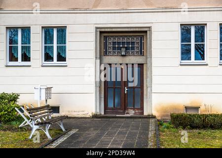 Casa ingresso di un edificio residenziale zona monumento e progettato città Eisenhüttenstadt, Germania da architetto Kurt W. Leucht. Città residenziale di nuova costruzione del Eisenhüttenkombinat Ost dal 1950. Fu la prima città nuova ad essere fondata in Germania dopo la fine della seconda guerra mondiale. Foto Stock