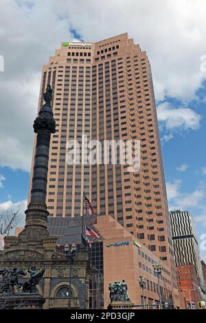 Lo storico Monumento ai soldati e ai marinai in Public Square a Cleveland, Ohio, Stati Uniti, è sorpassato dal grattacielo di Public Square del 200. Foto Stock