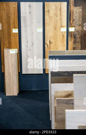 L'immagine mostra diversi tipi di materiali per pavimenti durante il giorno di apertura dell'edizione 2023 di Batibouw, la mostra annuale di edifici, ristrutturazioni e decorazioni a Bruxelles Expo, martedì 14 marzo 2023. Batibouw 2023 è operativo dal 14 al 19 marzo. FOTO DI BELGA JONAS ROOSENS Foto Stock