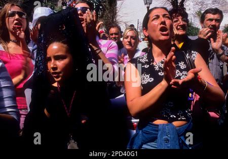 Gli zingari cantano a Cristo (saeta). Mercoledì Santo. Processione a Camino del Sacromonte.Confraternita di Los Gitanos. Granada. Andalusia, Spagna Foto Stock