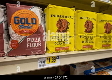 Mini marche di farina in vendita in un corridoio di drogheria al supermercato Weis nella contea di Bucks, 2023, PA, USA Foto Stock