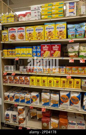 Mini marche di farina in vendita in un corridoio di drogheria al supermercato Weis nella contea di Bucks, 2023, PA, USA Foto Stock