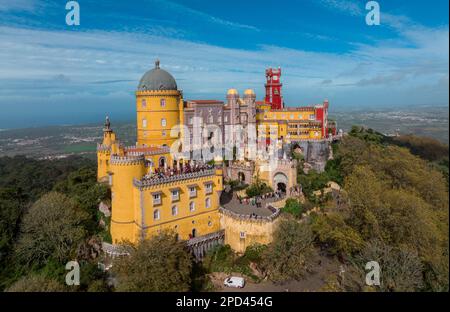Palazzo di pena a Sintra. Lisbona, Portogallo. Parte del sito culturale di Sintra City. Punto di vista del drone Foto Stock