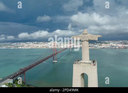 Santuario di Cristo Re. Monumento cattolico dedicato al Sacro cuore di Gesù Cristo che domina la città di Lisbona in Portogallo. Il 25 aprile Foto Stock