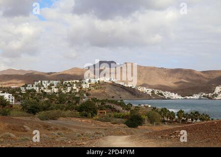 Vista panoramica della baia di Playa de los Pobles con Las Playas con la montagna di Cuchillos de Vigán e la terra desertica di Fuerteventura Foto Stock