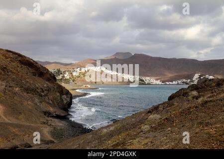 Vista panoramica della baia di Playa de los Pobles con Las Playas con la montagna di Cuchillos de Vigán e la terra desertica di Fuerteventura Foto Stock