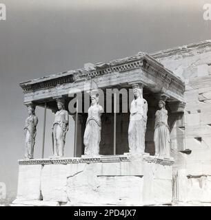 1969, antiche e storiche colonne di pietra al Tempio di Zeus Olimpio, Atene, Grecia, progettato per il tempio più grande del mondo antico. Foto Stock