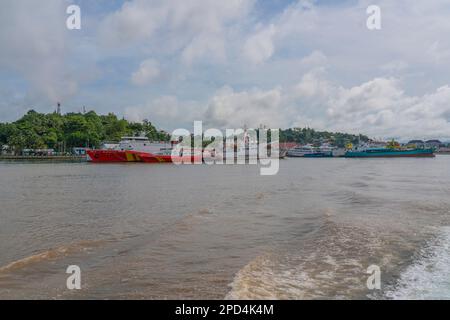 Sorong, Indonesia - 02 febbraio 2023: Vista dal traghetto per Waisai a Sorong con le barche al molo Foto Stock