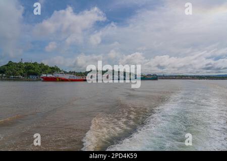 Sorong, Indonesia - 02 febbraio 2023: Vista dal traghetto per Waisai a Sorong con le barche al molo Foto Stock