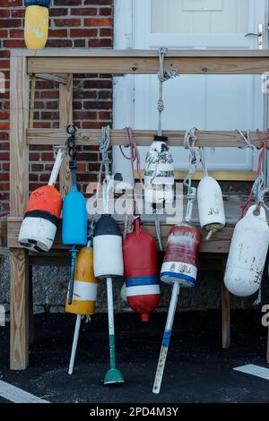 Le boe di aragosta sono una vista familiare qui a Rockport. Situato appena a nord di Boston sulla costa, Rockport è un piccolo villaggio di pescatori che è ora noto Foto Stock