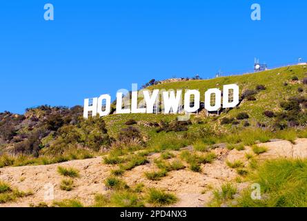 LOS ANGELES, CALIFORNIA - 01 FEBBRAIO 2023: Hollywood segno contro il cielo blu sulla collina Foto Stock