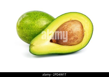 Avocado intero e mezzo isolato su sfondo bianco. Foto Stock