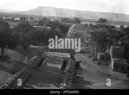 Circa 1940s, storico, antiche rovine, tempio di Karnak, Luxor, Egitto. vista sull'ingresso, che mostra le file di statue di sfinge a testa di montone. Foto Stock