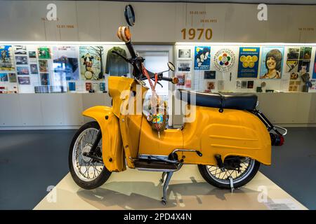 Museo Utopia e la vita quotidiana a Eisenhüttenstadt. La mostra presenta gli aspetti della vita quotidiana nella RDT in famiglia e nel lavoro, relazioni sui consumi, l'istruzione e le possibilità di comunicazione. Qui scooter a motore modello Schwalbe. Merci ambite acquistate in transito tra la RDT, la Polonia e il CSSR. Come wickerwork, Bunszlau stoviglie o pastelli dalla Polonia o film a colori e cassette musicali dalla GDR. Eisenhüttenstadt, Germania Foto Stock