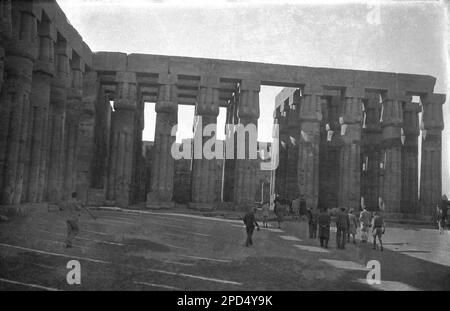 Circa 1940s, storico, le antiche rovine al tempio di Karnak, Luxor, Egitto. La foto mostra i visitatori alla Grande Sala d'Ipostile nel quartiere di Amun-Ra, che un tempo aveva un tetto sostenuto da 134 colonne in 16 file. Foto Stock