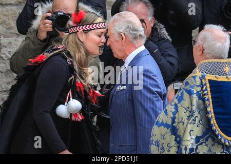Londra, Regno Unito. 13th Mar, 2023. Il Re è accolto da Reanne Pompana (Ngati Ranana London Maori Club) presso l'Abbazia di Westminster con l'hongi, un tradizionale saluto Maori, premendo il naso e la fronte insieme. Re Carlo e Camilla, la regina Consort. Politici, reali e ospiti arrivano e partono dal Commonwealth Service di oggi che si tiene presso l'Abbazia di Westminster nel centro di Londra Credit: Imageplotter/Alamy Live News Foto Stock