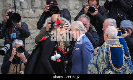 Londra, Regno Unito. 13th Mar, 2023. Il Re è accolto da Reanne Pompana (Ngati Ranana London Maori Club) presso l'Abbazia di Westminster con l'hongi, un tradizionale saluto Maori, premendo il naso e la fronte insieme. Re Carlo e Camilla, la regina Consort. Politici, reali e ospiti arrivano e partono dal Commonwealth Service di oggi che si tiene presso l'Abbazia di Westminster nel centro di Londra Credit: Imageplotter/Alamy Live News Foto Stock