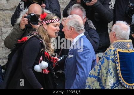 Londra, Regno Unito. 13th Mar, 2023. Il Re è accolto da Reanne Pompana (Ngati Ranana London Maori Club) presso l'Abbazia di Westminster con l'hongi, un tradizionale saluto Maori, premendo il naso e la fronte insieme. Re Carlo e Camilla, la regina Consort. Politici, reali e ospiti arrivano e partono dal Commonwealth Service di oggi che si tiene presso l'Abbazia di Westminster nel centro di Londra Credit: Imageplotter/Alamy Live News Foto Stock