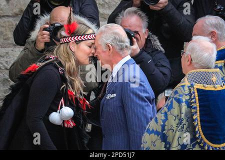 Londra, Regno Unito. 13th Mar, 2023. Il Re è accolto da Reanne Pompana (Ngati Ranana London Maori Club) presso l'Abbazia di Westminster con l'hongi, un tradizionale saluto Maori, premendo il naso e la fronte insieme. Re Carlo e Camilla, la regina Consort. Politici, reali e ospiti arrivano e partono dal Commonwealth Service di oggi che si tiene presso l'Abbazia di Westminster nel centro di Londra Credit: Imageplotter/Alamy Live News Foto Stock