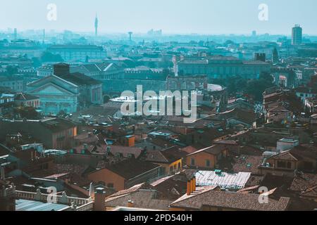 Ore blu nel centro di Verona, Italia. Vista panoramica dall'alto sulle strade e l'Arena di Verona Foto Stock