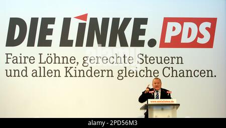 Lothar Bisky, Parteivorsitzender Von "Die Linke. PDS" Hoert Die Rede ...