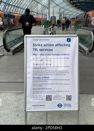 Londra, Regno Unito. 13th marzo, 2023. Un avviso alla stazione di Waterloo circa l'azione di colpo di TfL questa settimana. In una disputa in corso sulla retribuzione, questa settimana si svolgeranno ulteriori scioperi ferroviari giovedì 16th marzo. La South Western Railway consiglia ai passeggeri di viaggiare solo se assolutamente necessario e di controllare l'intero viaggio prima di partire. Credit: Maureen McLean/Alamy Live News Foto Stock