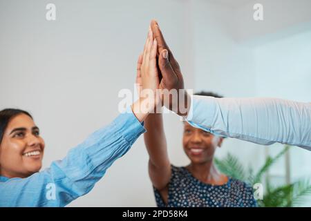 Tre colleghi danno cinque in carica, festeggiano il successo, felice lavoro di squadra Foto Stock
