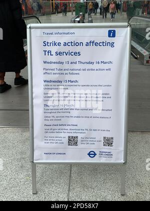 Londra, Regno Unito. 13th marzo, 2023. Un avviso alla stazione di Waterloo circa l'azione di colpo di TfL questa settimana. In una disputa in corso sulla retribuzione, questa settimana si svolgeranno ulteriori scioperi ferroviari giovedì 16th marzo. La South Western Railway consiglia ai passeggeri di viaggiare solo se assolutamente necessario e di controllare l'intero viaggio prima di partire. Credit: Maureen McLean/Alamy Live News Foto Stock