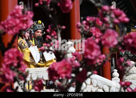 (230314) -- PECHINO, 14 marzo 2023 (Xinhua) -- gli artisti lirici di Kunqu li An (R) e Yu Bin si esibiscono in un estratto del tradizionale Palazzo del repertorio della Gioventù Eterna al Museo del Palazzo di Pechino, capitale della Cina, 13 marzo 2023. Il Museo del Palazzo e Shanghai Kunqu Opera Troupe firmato un accordo di cooperazione strategica qui Martedì per restaurare le opere classiche cinesi. (Xinhua/Jin Liangkuai) Foto Stock