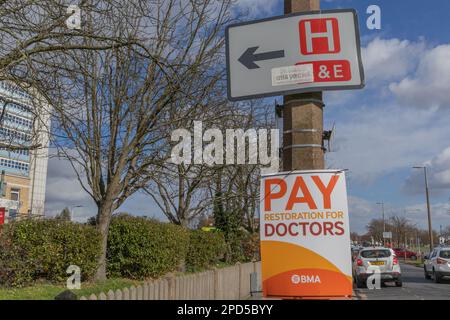 Southend on Sea, Regno Unito. 14th Mar, 2023. I cartelli dei medici nazionali stipano fuori dal Southend University Hospital. Penelope Barritt/Alamy Live News Foto Stock