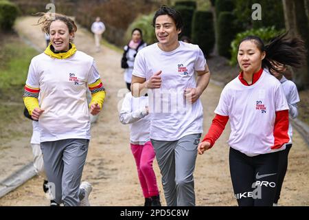 Noor Vidts, giocatore belga di hockey Thomas Briels e giovane atleta belga Chloe Van Elsande, nella foto, durante la staffetta virtuale in tutto il mondo con il Team Belgium e il Paralympic Team Belgium, Il nostro paese sarà virtualmente consegnato il batone di rinvio dal Libano alle 09:00:00 e a sua volta lo trasmetterà al Ghana alle 10:00, a Bruxelles, martedì 14 marzo 2023. A seguito di questo 'Round the World Relay', il BOIC presenta la Casa belga e il Team Belgium i preparativi per le Olimpiadi a 500 giorni prima di Parigi 2024. FOTO DI BELGA LAURIE DIEFFEMBACQ Foto Stock