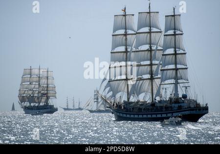 Navi alte al Cadiz inizio della regata Columbus, 1992 Foto Stock