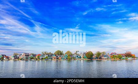 Panorama delle case tradizionali olandesi sul fiume Zaan a Zaandijk, Paesi Bassi. Foto Stock