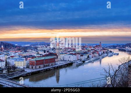 Tramonto in una serata invernale su Passau, Baviera, Germania. Foto Stock