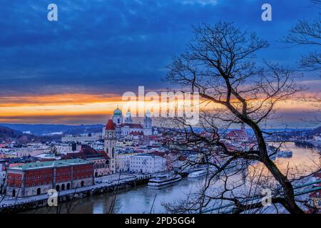 Tramonto in una serata invernale su Passau, Baviera, Germania. Foto Stock