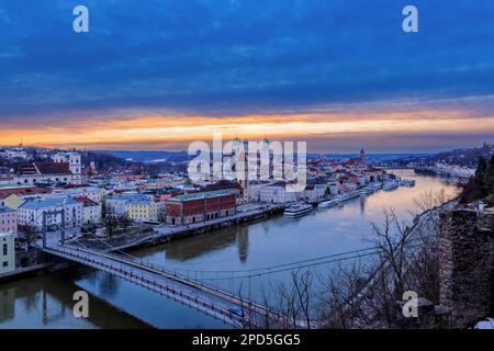 Tramonto in una serata invernale su Passau, Baviera, Germania. Foto Stock
